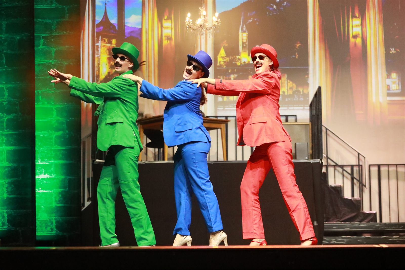 Tanznummer in Grün, Blau und Rot (Trio Infernal)