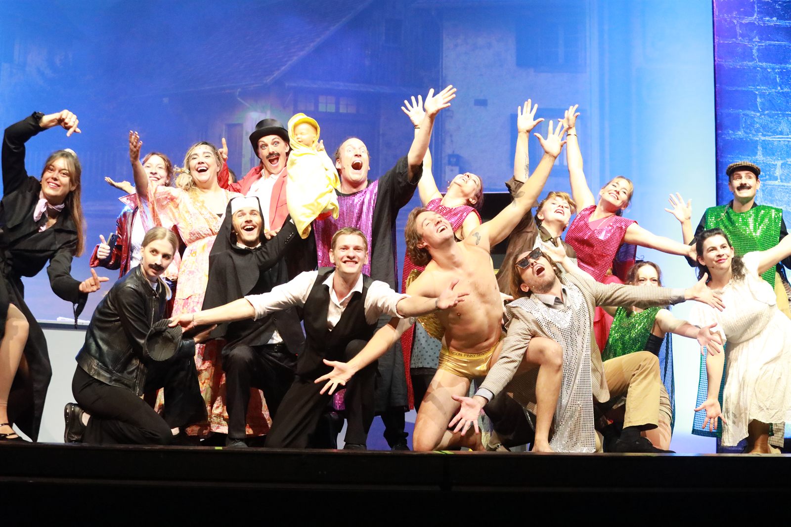 Grosses Tableau mit dem ganzen Ensemble