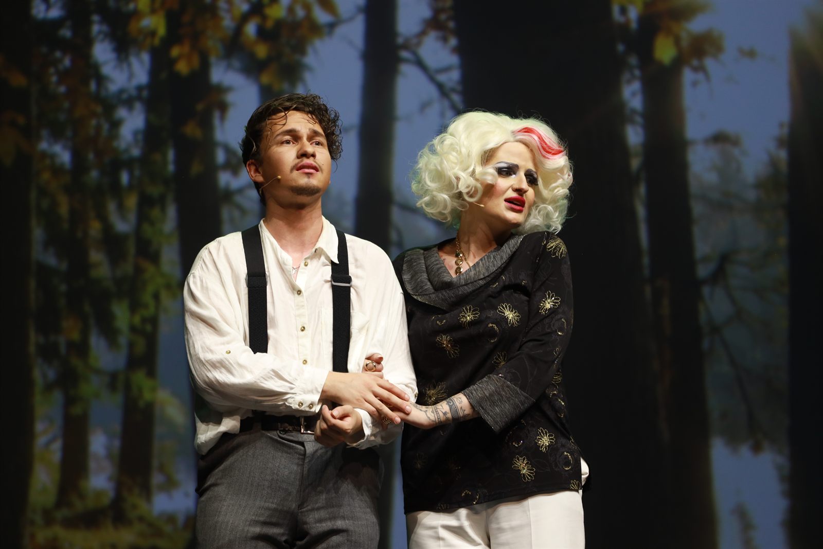 Claire und Alfred im Wald